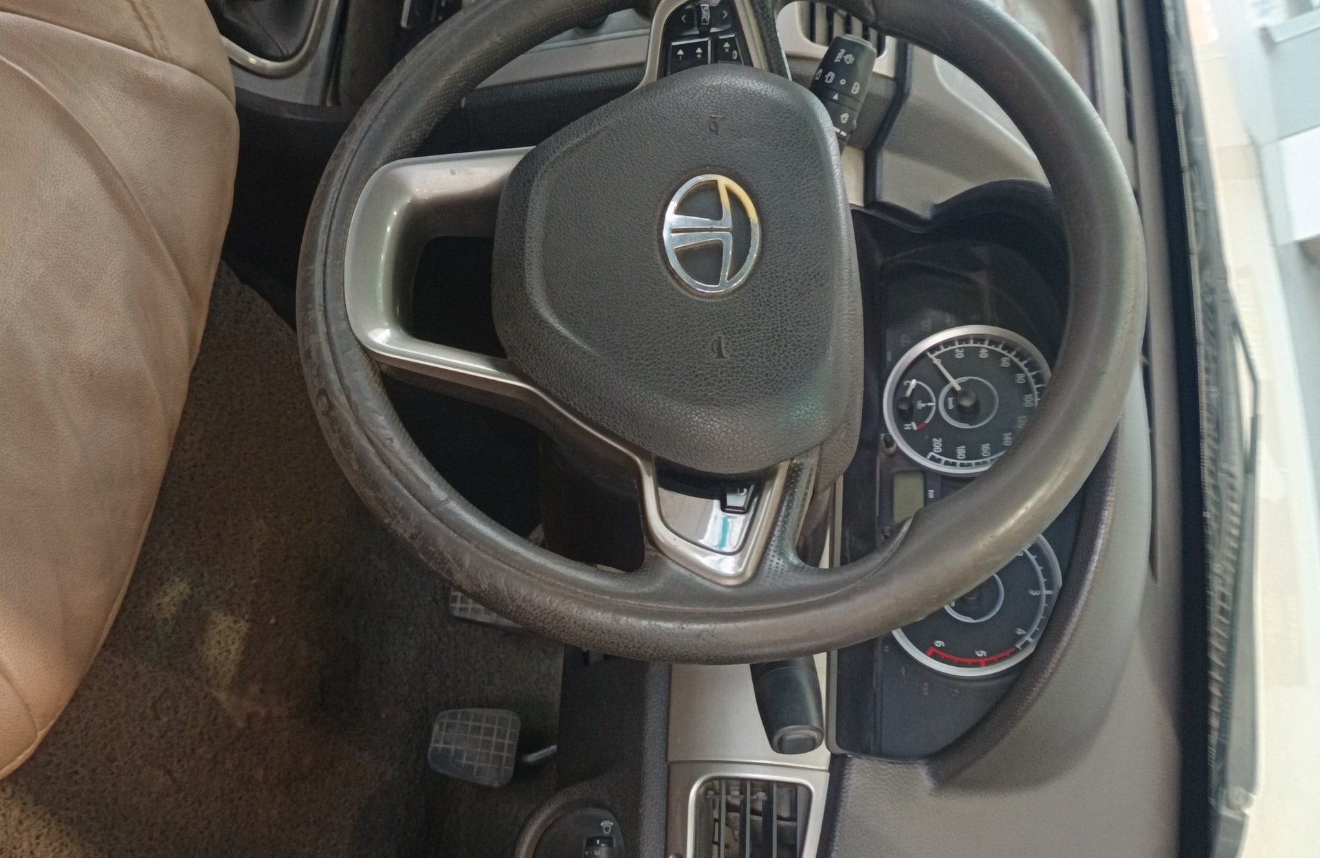 Used 2016 Tata Safari Storme Used 2016 Tata Safari Storme