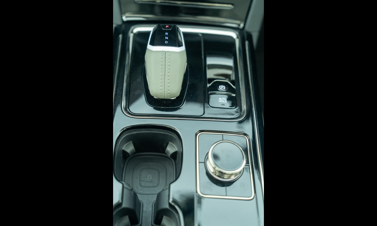 mahindra xev 9e cupholders mahindra xev 9e cupholders images