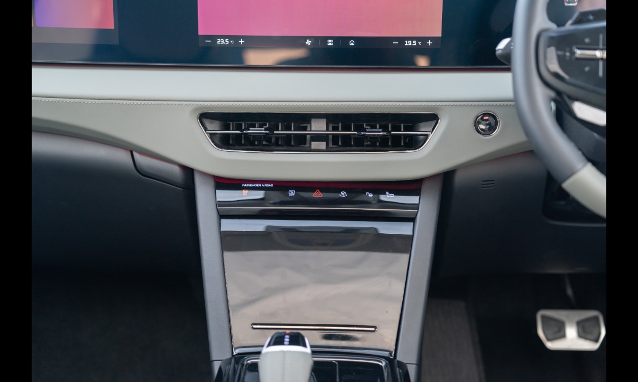 mahindra xev 9e Display features mahindra xev 9e Display features images