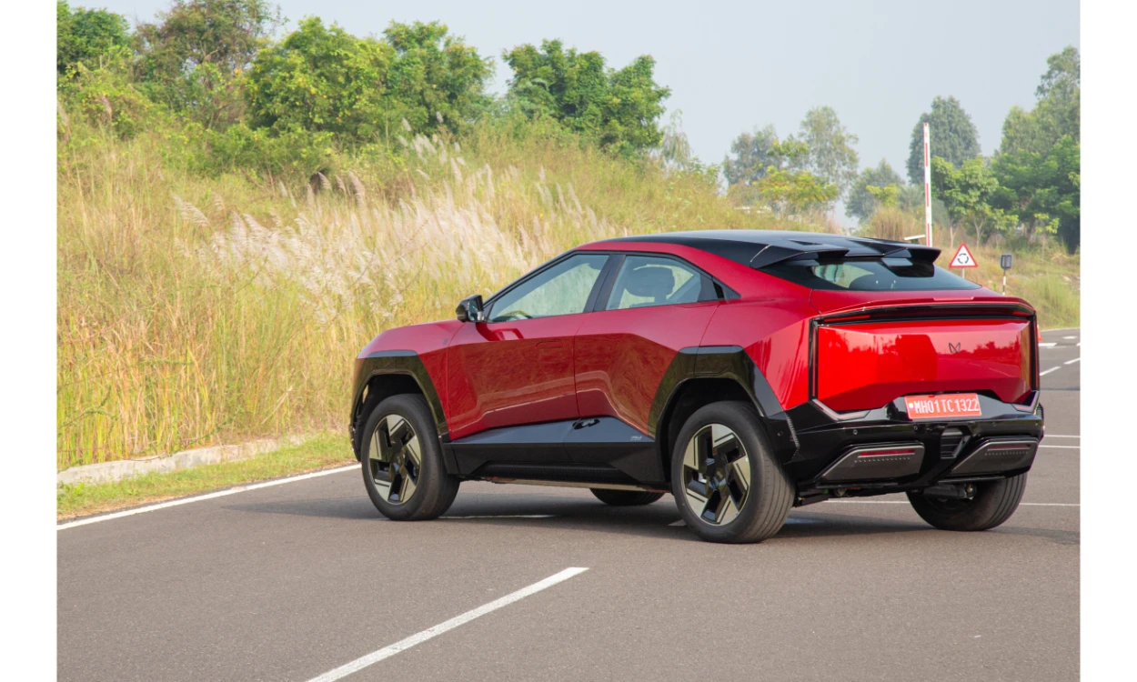 Mahindra Be 6 Quartar Glass Mahindra Be 6 Quartar Glass images