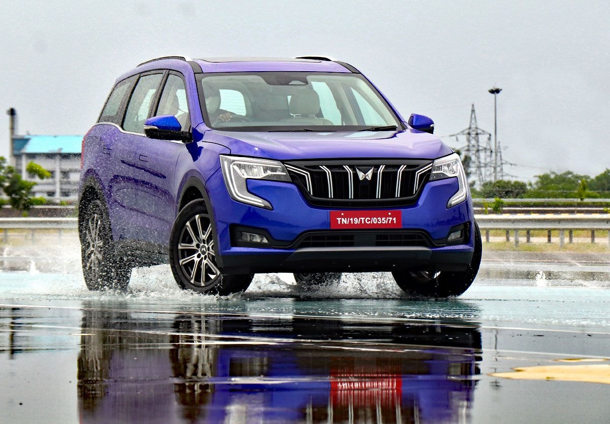 Mahindra XUV700 AX5 Select Launched; Gets Panoramic Sunroof, Push-Button Start/Stop Mahindra XUV700 AX5 Select Launched; Gets Panoramic Sunroof, Push-Button Start/Stop