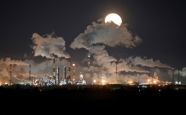 Oil Dips, Set For Monthly Drop, Ahead Of Key U.S. Inflation Data Oil Dips, Set For Monthly Drop, Ahead Of Key U.S. Inflation Data