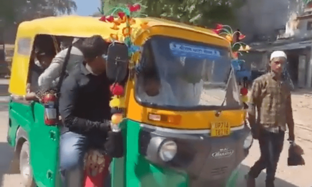 Police Stunned After Catching 27 Passengers In An Auto Rickshaw In UP Police Stunned After Catching 27 Passengers In An Auto Rickshaw In UP