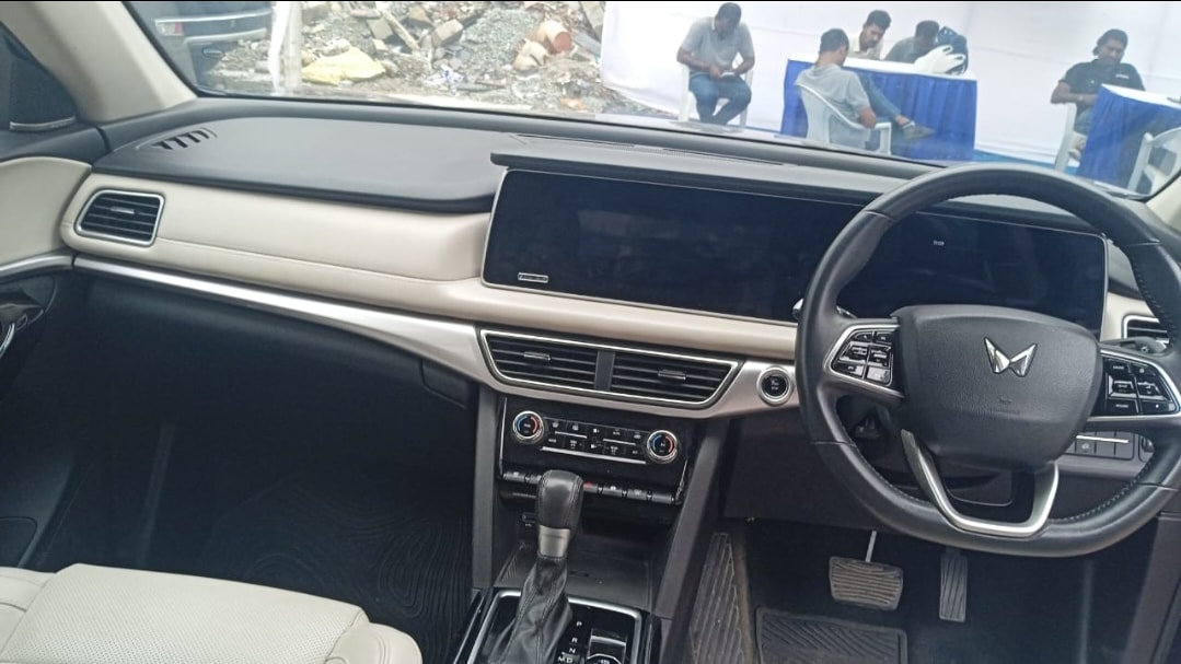 Used 2023 Mahindra XUV700 Used 2023 Mahindra XUV700